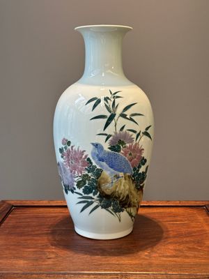 Een Chinese polychroom-geëmailleerde vaas met kwartels, Xuantong merk, gedateerd 1910 — foto 1