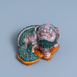 Een Chinese porseleinen groep met een boeddhistische leeuw met jong op houten sokkel, 19e eeuw — foto 1
