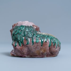 Een Chinese porseleinen groep met een boeddhistische leeuw met jong op houten sokkel, 19e eeuw — foto 4