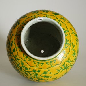 Een Chinese pot met groen "Three friends of winter" decor op gele fond, Wanli gemerkt, 19/20e eeuw — foto 12
