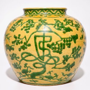 Een Chinese pot met groen "Three friends of winter" decor op gele fond, Wanli gemerkt, 19/20e eeuw — foto 3