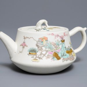 Een Chinese qianjiang cai biscuit theepot met deksel, gedat. 1894 — foto 1