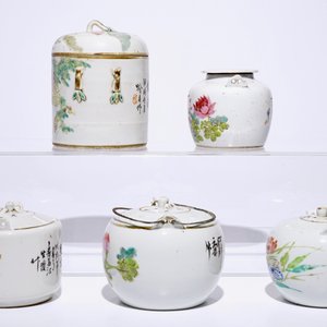 Een Chinese qianjiang cai dekseldoos en vier theepotten, 19/20e eeuw — foto 3