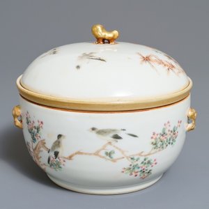 Een Chinese qianjiang cai dekselkom, Qianlong merk, 19/20e eeuw — foto 1
