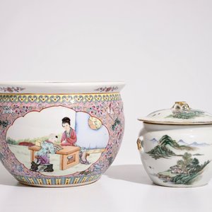 Een Chinese qianjiang cai dekselpot en een famille rose bloempot, 19/20e eeuw — foto 2