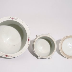 Een Chinese qianjiang cai dekselpot en een famille rose bloempot, 19/20e eeuw — foto 6
