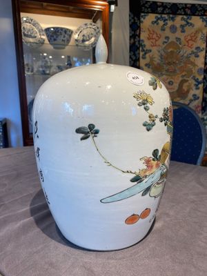 Een Chinese qianjiang cai dekselpot met decor van antiquiteiten, gesigneerd Xu Pinheng 許品衡, gedateerd 1903 — foto 4