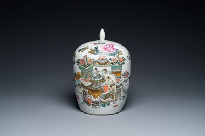 Een Chinese qianjiang cai dekselpot met decor van antiquiteiten, gesigneerd Xu Pinheng 許品衡, gedateerd 1903