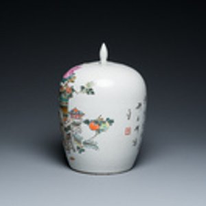 Een Chinese qianjiang cai dekselpot met decor van antiquiteiten, gesigneerd Xu Pinheng 許品衡, gedateerd 1903 — foto 2