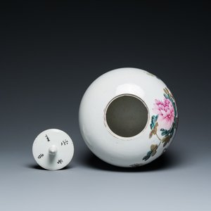 Een Chinese qianjiang cai dekselpot met decor van antiquiteiten, gesigneerd Xu Pinheng 許品衡, gedateerd 1903 — foto 5