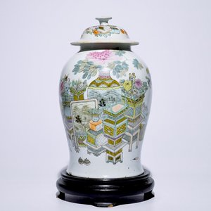 Een Chinese qianjiang cai dekselvaas met decor van "100 kostbaarheden", 19/20e eeuw — foto 1