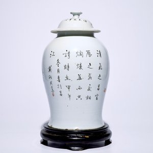 Een Chinese qianjiang cai dekselvaas met decor van "100 kostbaarheden", 19/20e eeuw — foto 3