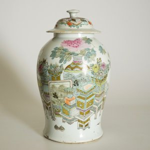 Een Chinese qianjiang cai dekselvaas met decor van "100 kostbaarheden", 19/20e eeuw — foto 7