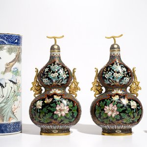 Een Chinese qianjiang cai hoedensteun, een paar cloisonné vazen en een houten figuur, 20e eeuw — foto 2