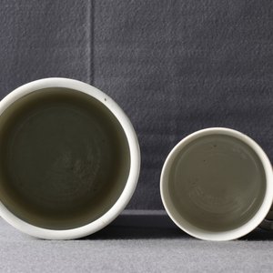Een Chinese qianjiang cai hoedensteun en een beker, gesign. Ren Huanzhang, 19e eeuw — foto 11
