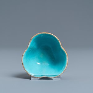 Een Chinese qianjiang cai hoedensteun en vijf stukken in famille rose, 19/20e eeuw — foto 14