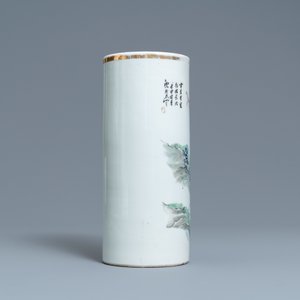 Een Chinese qianjiang cai hoedensteun en vijf stukken in famille rose, 19/20e eeuw — foto 3