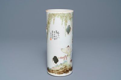 Een Chinese qianjiang cai hoedensteun, gesign. Zhang Ziying, begin 20e eeuw