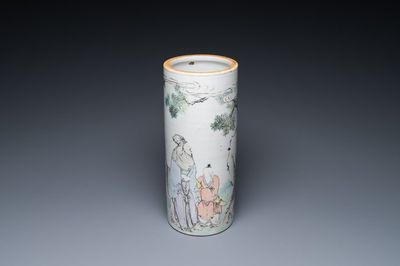 Een Chinese qianjiang cai hoedensteun, gesigneerd Liu Hongxiang 劉宏祥, 19/20e eeuw