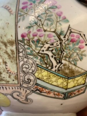 Een Chinese qianjiang cai 'hu' vaas met decor van antiquiteiten, gesigneerd Xu Pinheng 許品衡, Tongzhi merk, 19/20e eeuw — foto 16