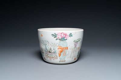 Een Chinese qianjiang cai jardinière met antiquiteiten, 19/20e eeuw
