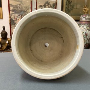 Een Chinese qianjiang cai jardinière met antiquiteiten, 19/20e eeuw — foto 11