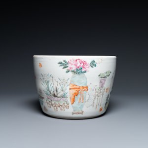 Een Chinese qianjiang cai jardinière met antiquiteiten, 19/20e eeuw — foto 2