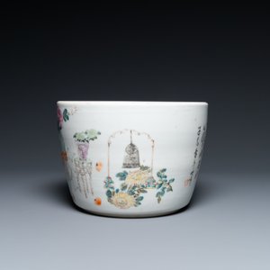 Een Chinese qianjiang cai jardinière met antiquiteiten, 19/20e eeuw — foto 3