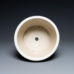 Een Chinese qianjiang cai jardinière met antiquiteiten, 19/20e eeuw — foto 6