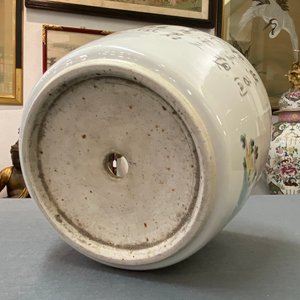 Een Chinese qianjiang cai jardinière met antiquiteiten, 19/20e eeuw — foto 10