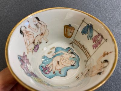 Een Chinese qianjiang cai kom met erotisch decor, 19e eeuw — foto 3
