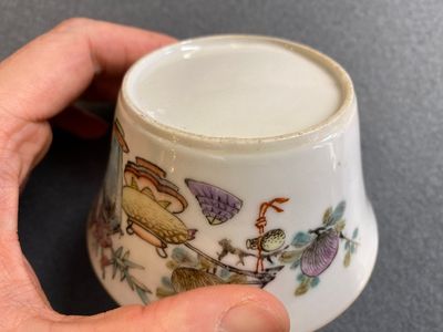 Een Chinese qianjiang cai kom met erotisch decor, 19e eeuw — foto 5