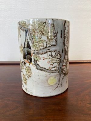 Een Chinese qianjiang cai penselenbeker, gesigneerd Yu Han 余翰, gedateerd 1928 — foto 1