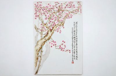 Een Chinese qianjiang cai plaquette gesigneerd Tian Hexian, 20e eeuw