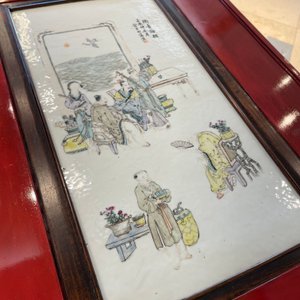 Een Chinese qianjiang cai plaquette in houten tafel gemonteerd, 19/20e eeuw — foto 13