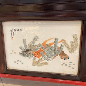Een Chinese qianjiang cai plaquette in houten tafel gemonteerd, 19/20e eeuw — foto 22