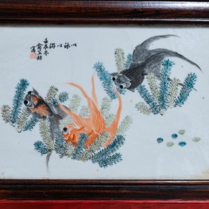 Een Chinese qianjiang cai plaquette in houten tafel gemonteerd, 19/20e eeuw — foto 9
