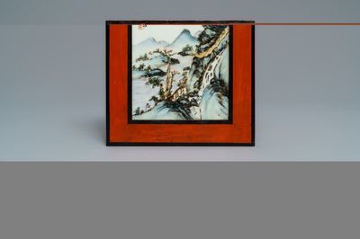 Een Chinese qianjiang cai plaquette met berglandschap, 20e eeuw