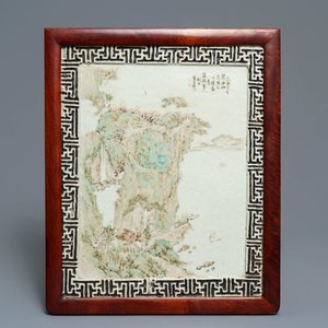 Een Chinese qianjiang cai plaquette met berglandschap, gesign. Cheng Men, 19e eeuw — foto 1