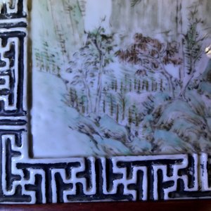 Een Chinese qianjiang cai plaquette met berglandschap, gesign. Cheng Men, 19e eeuw — foto 13