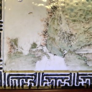 Een Chinese qianjiang cai plaquette met berglandschap, gesign. Cheng Men, 19e eeuw — foto 15