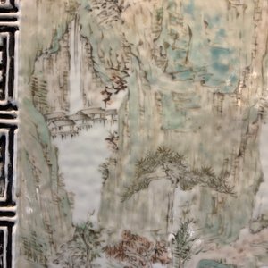 Een Chinese qianjiang cai plaquette met berglandschap, gesign. Cheng Men, 19e eeuw — foto 18
