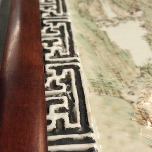 Een Chinese qianjiang cai plaquette met berglandschap, gesign. Cheng Men, 19e eeuw — foto 7