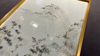 Een Chinese qianjiang cai plaquette met een berglandschap, 19e eeuw — foto 7