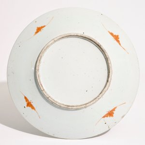 Een Chinese qianjiang cai schotel, een kom, een theepot en een hoedensteun, 19/20e eeuw — foto 3