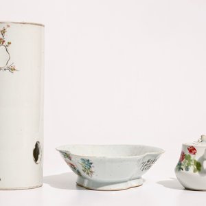 Een Chinese qianjiang cai schotel, een kom, een theepot en een hoedensteun, 19/20e eeuw — foto 5