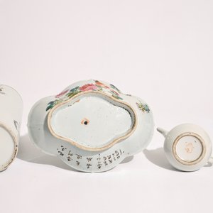 Een Chinese qianjiang cai schotel, een kom, een theepot en een hoedensteun, 19/20e eeuw — foto 9