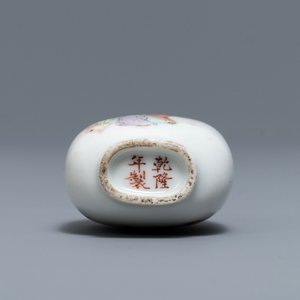 Een Chinese qianjiang cai snuiffles met een dame bij een tafel, 19/20e eeuw — foto 6