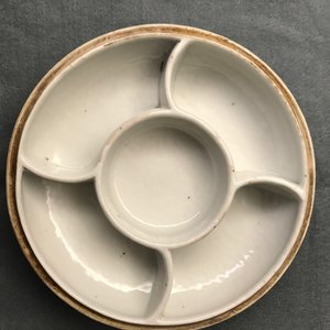 Een Chinese qianjiang cai specerijendoos en een warmhoudkom op voet, 19/20e eeuw — foto 19