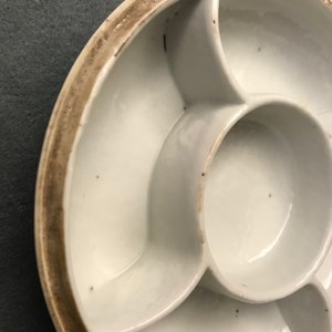 Een Chinese qianjiang cai specerijendoos en een warmhoudkom op voet, 19/20e eeuw — foto 20
